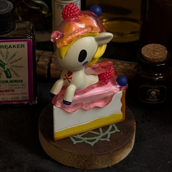 Tokidoki Delicious Unicorno Berrylicious Cake Blind Box Series 1 Figurine - Picture 1 of 4